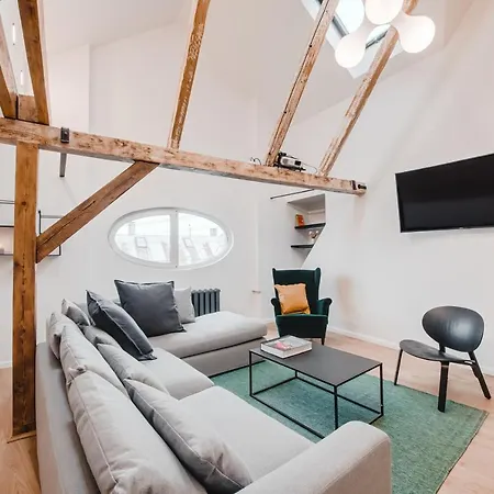 Big Design - Sleeps 12 - Location *