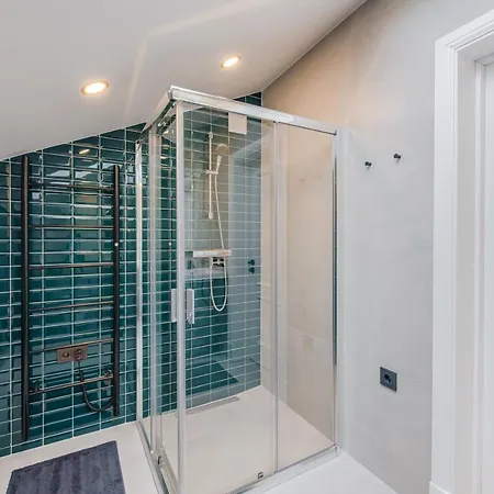 Daire Big Design - Sleeps 12 - Location