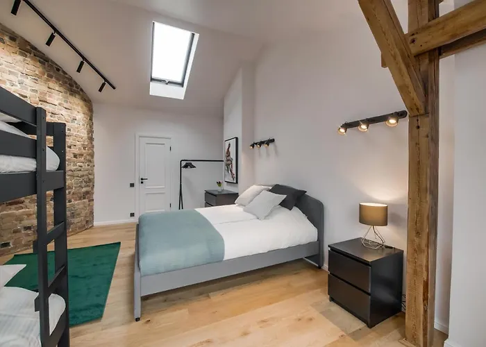 Big Design - Sleeps 12 - Location *