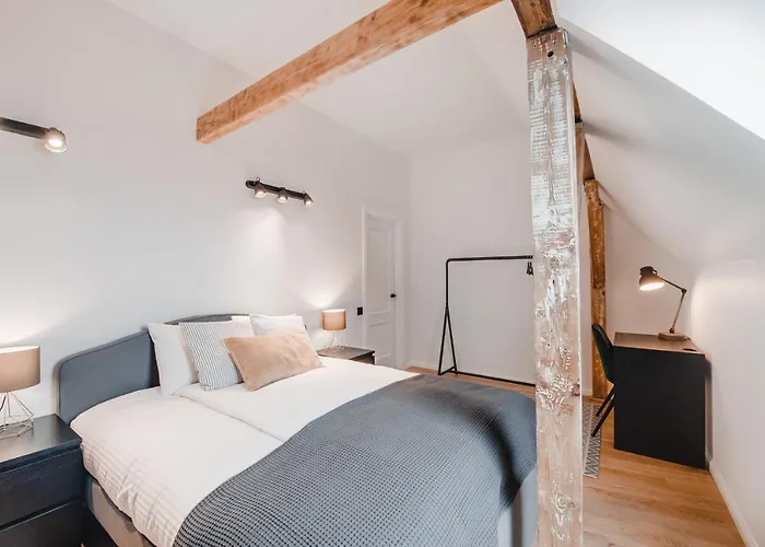 Big Design - Sleeps 12 - Location *