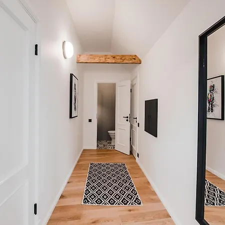 Big Design - Sleeps 12 - Location *