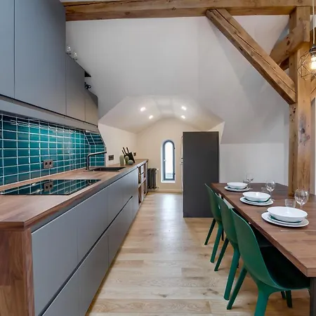 Big Design - Sleeps 12 - Location *