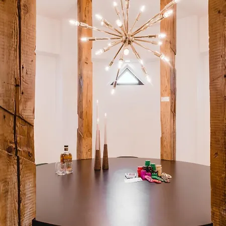 Big Design - Sleeps 12 - Location