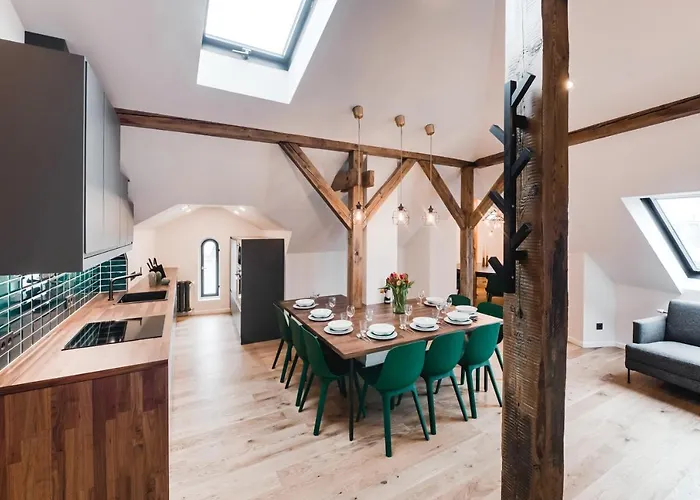 Big Design - Sleeps 12 - Location