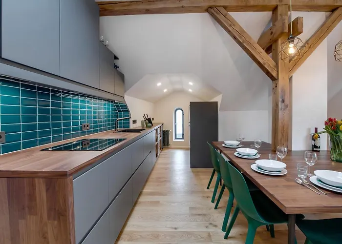 Big Design - Sleeps 12 - Location *