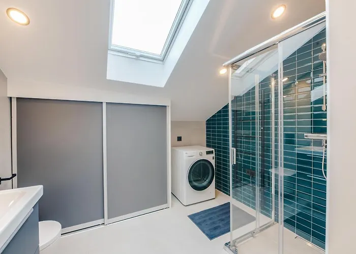 Apartment Big Design - Sleeps 12 - Location *