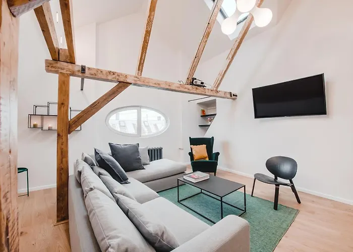 Big Design - Sleeps 12 - Location *