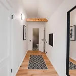 Big Design - Sleeps 12 - Location *