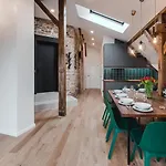 Big Design - Sleeps 12 - Location *