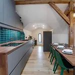 Big Design - Sleeps 12 - Location *