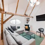 Big Design - Sleeps 12 - Location *