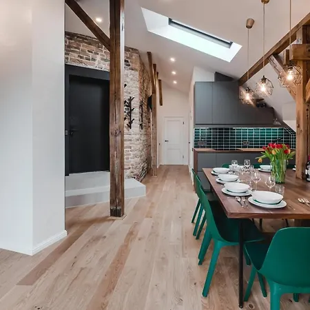 Big Design - Sleeps 12 - Location *