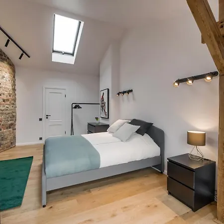 Big Design - Sleeps 12 - Location *