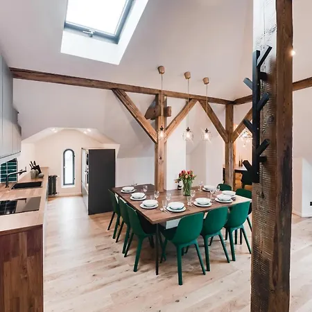 Big Design - Sleeps 12 - Location