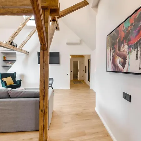 Big Design - Sleeps 12 - Location Ryga